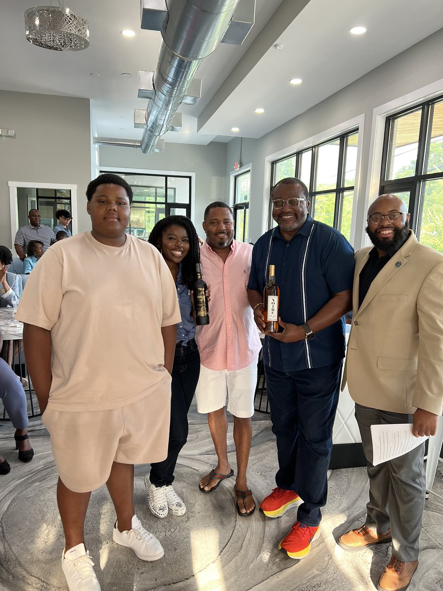 cmoody1003's tweet photo. Thanks to @decidedekalb for presenting this panel. Thanks to my fellow panelist @swemkids who has an outstanding aquatics business and to 16 old year old entrepreneur @masonssuperdogs with a thriving business. Thanks to @hippinhopsbrewery for hosting us. Great place https://t.co/4pnlSI9vL0