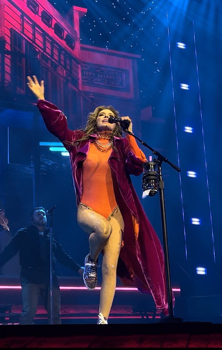 JUSTICE for the Winnipeg show outfit because <a href="/ShaniaTwain/">Shania Twain 💎💎💎</a> didn’t post an insta pic about it but it’s one of my favs! 🩷🧡

#QueenOfMeTour