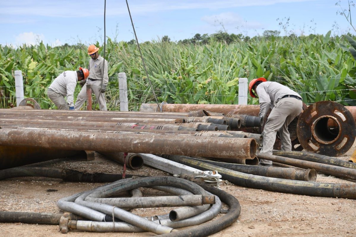 DiarioPresente's tweet photo. #Entérate🔵 El Director General de #PEMEX, Ing. @OctavioRomero_O, visitó la localización del pozo Cibix 401 en Jalpa de Méndez, #Tabasco, para supervisar el avance en el desarrollo del campo #Cibix donde se iniciará la perforación de 4 nuevos pozos.
#PorElRescateDeLaSoberanía https://t.co/5TKFWTzZDO