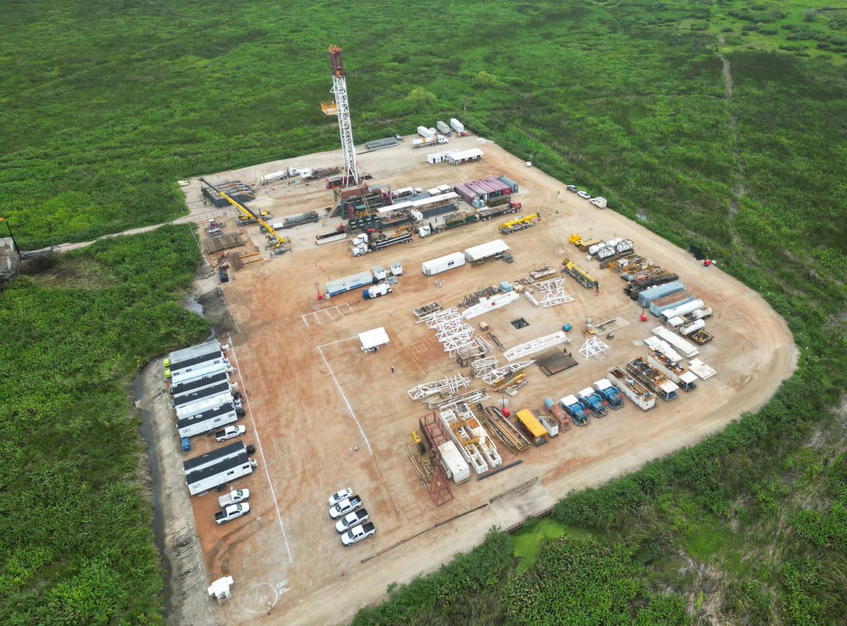 DiarioPresente's tweet photo. #Entérate🔵 El Director General de #PEMEX, Ing. @OctavioRomero_O, visitó la localización del pozo Cibix 401 en Jalpa de Méndez, #Tabasco, para supervisar el avance en el desarrollo del campo #Cibix donde se iniciará la perforación de 4 nuevos pozos.
#PorElRescateDeLaSoberanía https://t.co/5TKFWTzZDO