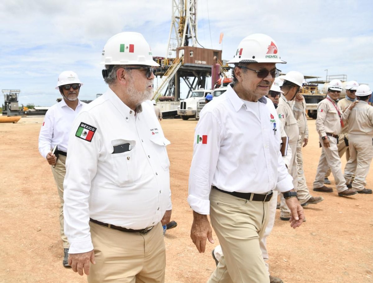 DiarioPresente's tweet photo. #Entérate🔵 El Director General de #PEMEX, Ing. @OctavioRomero_O, visitó la localización del pozo Cibix 401 en Jalpa de Méndez, #Tabasco, para supervisar el avance en el desarrollo del campo #Cibix donde se iniciará la perforación de 4 nuevos pozos.
#PorElRescateDeLaSoberanía https://t.co/5TKFWTzZDO
