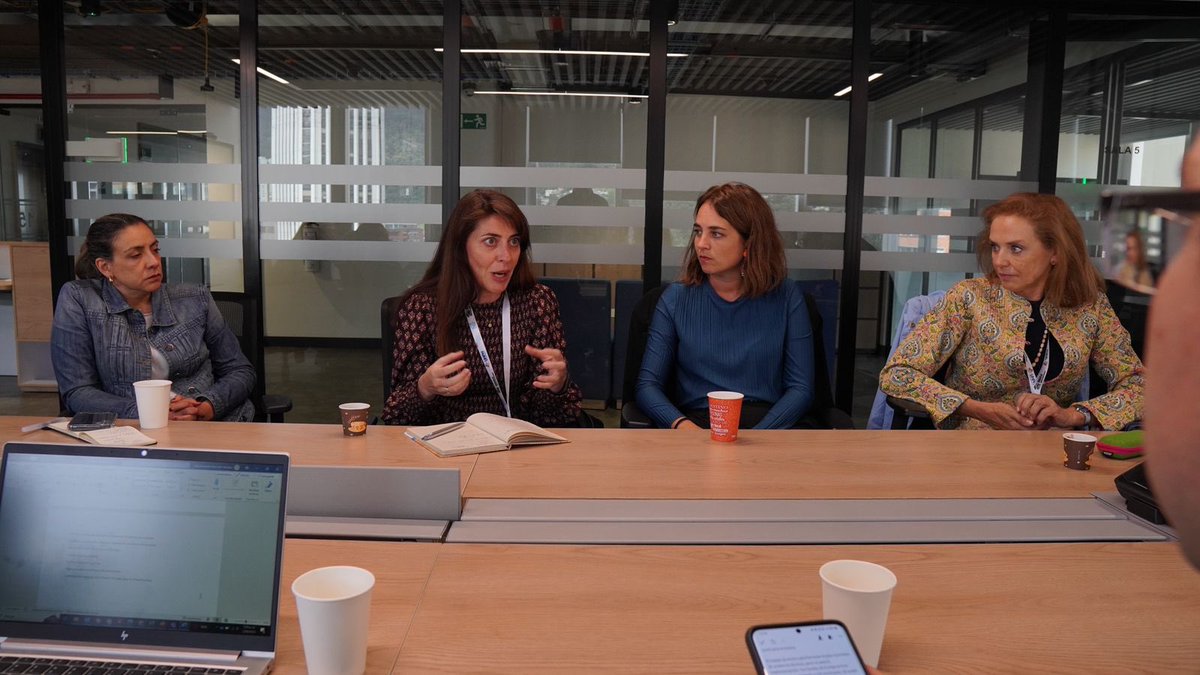 DNP_Colombia's tweet photo. 🇨🇴🤝🇪🇸 La Dirección de Desarrollo Urbano del #DNP, liderada por Claudia Ramírez, participó en encuentro con @mitmagob, promovido por @onuhabitat, donde se compartieron experiencias y aprendizajes sobre agenda urbana y política de ciudades. https://t.co/XjJe07jONd