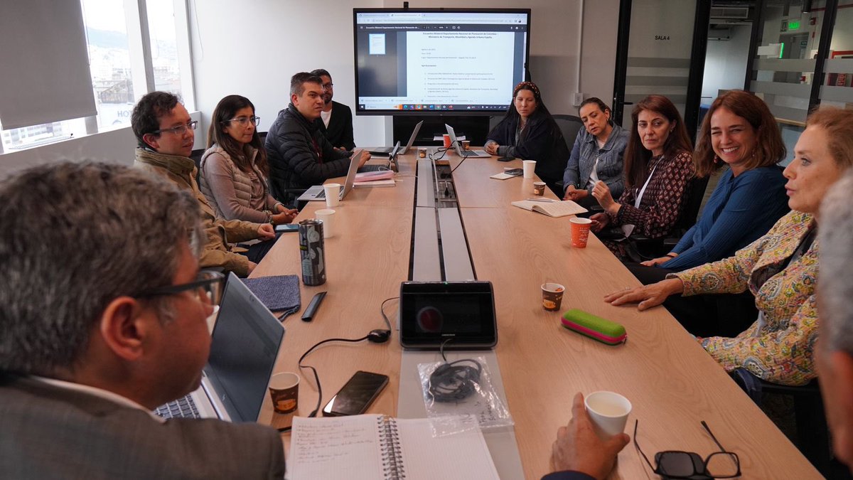 DNP_Colombia's tweet photo. 🇨🇴🤝🇪🇸 La Dirección de Desarrollo Urbano del #DNP, liderada por Claudia Ramírez, participó en encuentro con @mitmagob, promovido por @onuhabitat, donde se compartieron experiencias y aprendizajes sobre agenda urbana y política de ciudades. https://t.co/XjJe07jONd