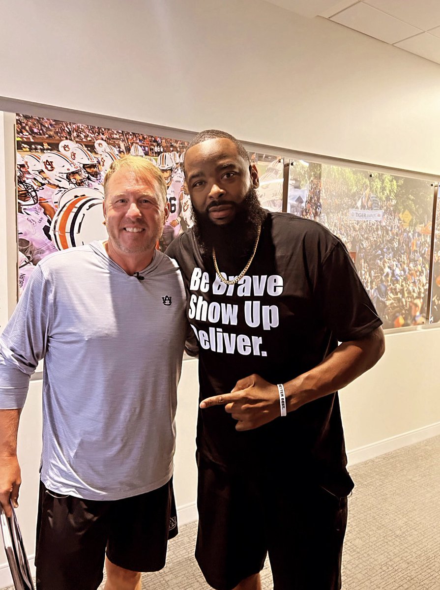 Shep71's tweet image. Helped @AuburnFootball Kick off Fall Camp tonight with a inspirational talk to help #FlipTheScript … Thank you @CoachHughFreeze for the opportunity to serve your program. #ShepInspires #KeepTheChange #LeaderSHEP #ChaseTheLion #Auburn #SEC