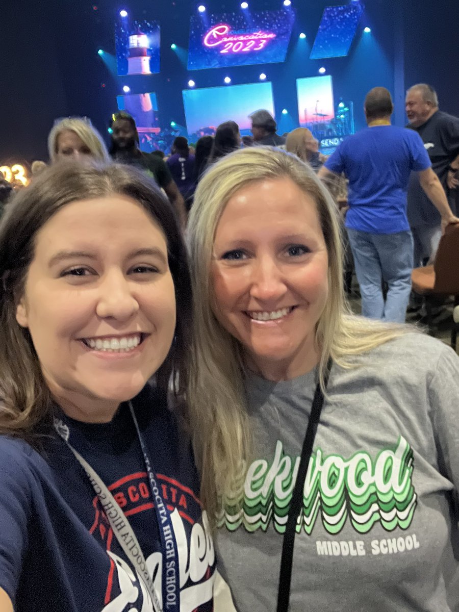 When you run into your mom at @HumbleISD #Convocation2023 😁 #ShineALight #Senditon