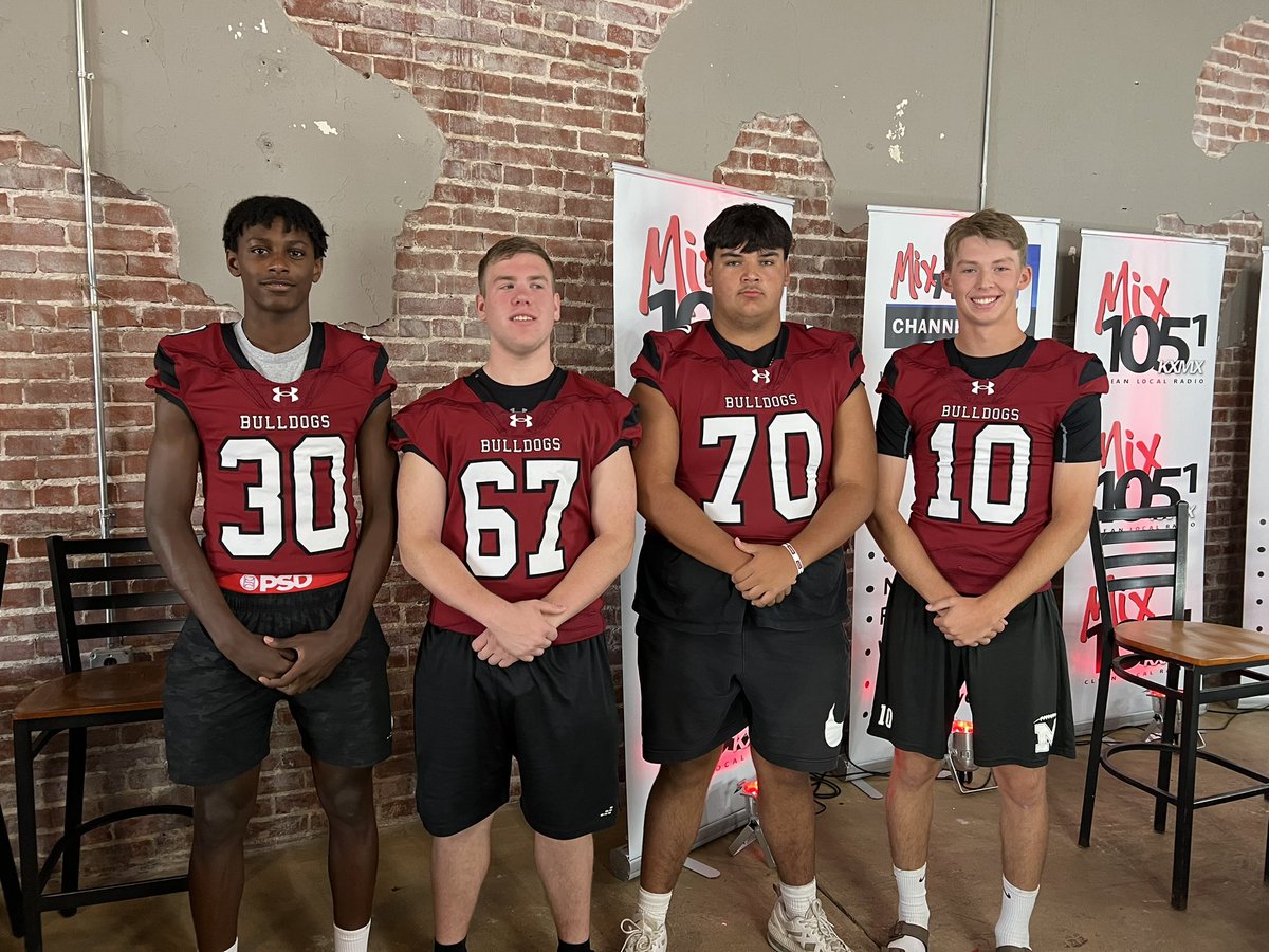 Glad to have the Muldrow Bulldogs stop by and visit with us at Mix Media Days! <a href="/MHS_Ftb_Dogs/">Muldrow Bulldogs Football</a> <a href="/CoachCoatney/">Coach Logan Coatney</a> @coach_hixon_mhs <a href="/MuldrowSchools/">Muldrow Public Schools</a> <a href="/Icey_Tea1/">Teaguen Collins</a> @ReidSutton12 #okpreps
