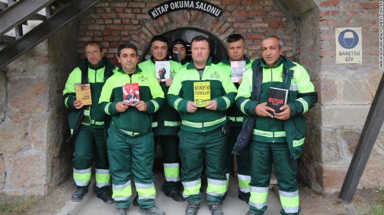 In Turkey, garbage collectors opened a library with all the books that people threw in the trash.

The library now has 25,000 books.

Then, they converted a garbage truck into a mobile library that brings books to local schools.