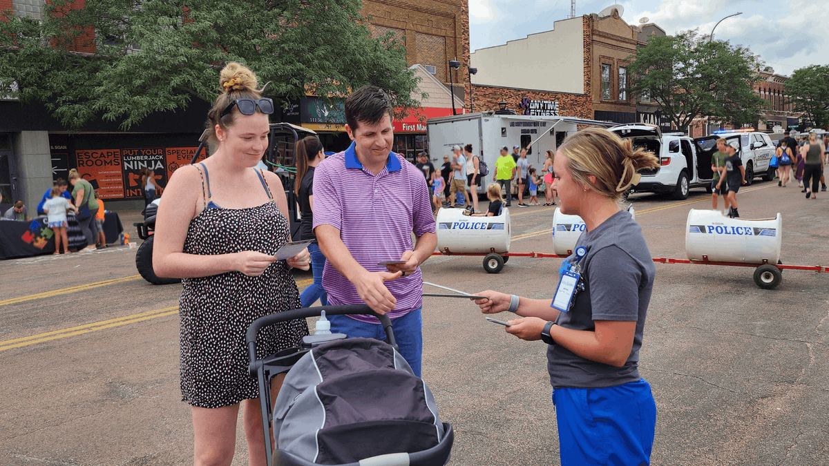 Madison_Health's tweet image. We had a wonderful surprise during National Night Out! Our friends Justin and Abby Hall stopped to catch up!  "You hear people say, "Oh, you should go to Sioux Falls," because they are worried it's just too small here. Well, that's so misguided..." madisonregionalhealth.org/hall-interview/