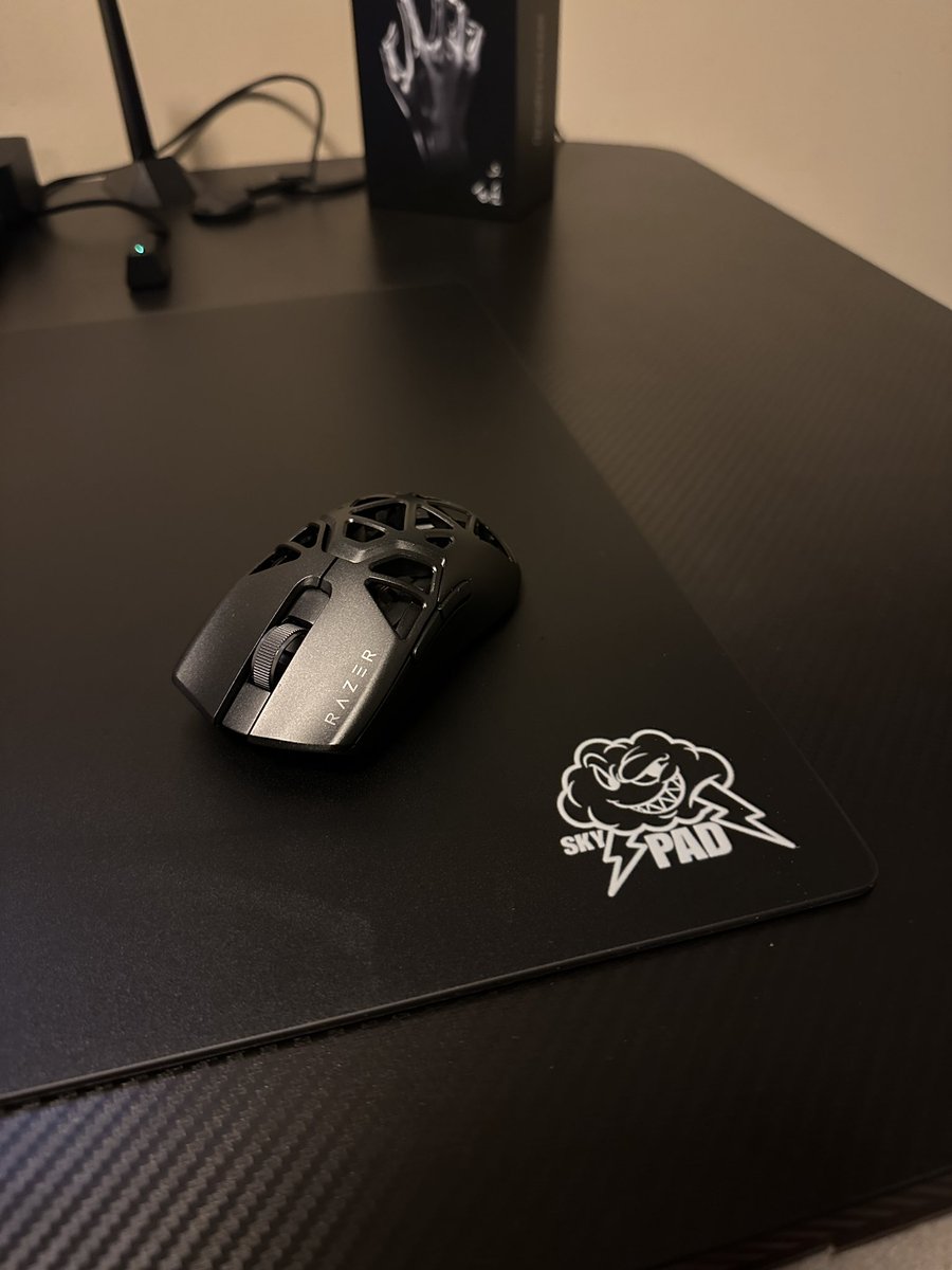 r2pair's tweet image. The time has come…

FOR A GIVEAWAY!!!

FOR 1300 FOLLOWERS ILL BE GIVING AWAY A @SkyPADgg 3.0 XL Black in partnering with @Fl4kDrift 

Requirements:

Follow: @r2pair and @Fl4kDrift 

Like❤️and Retweet♻️: This post!!!

Tag: Two Friends!!!

Winners picked in 3 days! Good Luck!!! &amp;lt;2