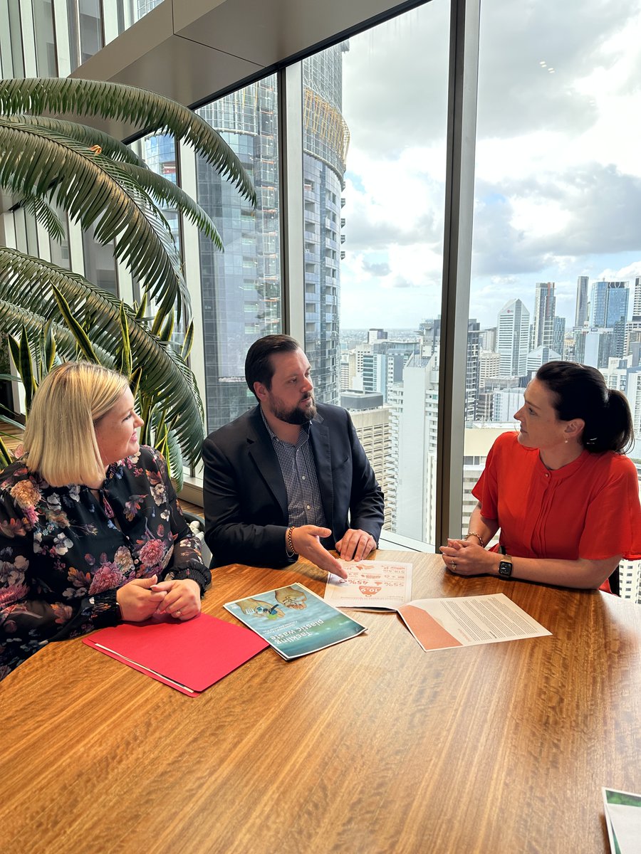 CrJaredCassidy's tweet photo. 🌳 Protecting Brisbane’s environment and wildlife
♻️ Providing modern waste services like organic recycling
🏘️ Fighting climate change at a local level

This week @CrLucyCollier and I met with Minister @LeanneLinard to talk about these issues, and discuss our team's plans. https://t.co/AloS2RfmK1