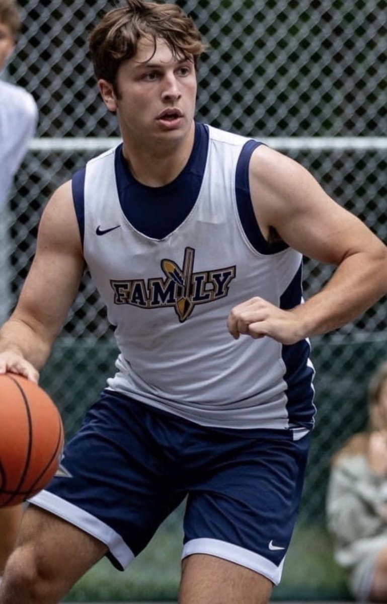 CoachCG6's tweet photo. Heck of an 8 year run at @pamdbballcamp - Dallas finally got the team chip been waiting on. Great camp-almost all the best local guys have attended at some point.  

Last summer of hoops… bittersweet for Dad.  Lotta memories- old pics 😂 
#timesflying https://t.co/hy2BU9VIq5