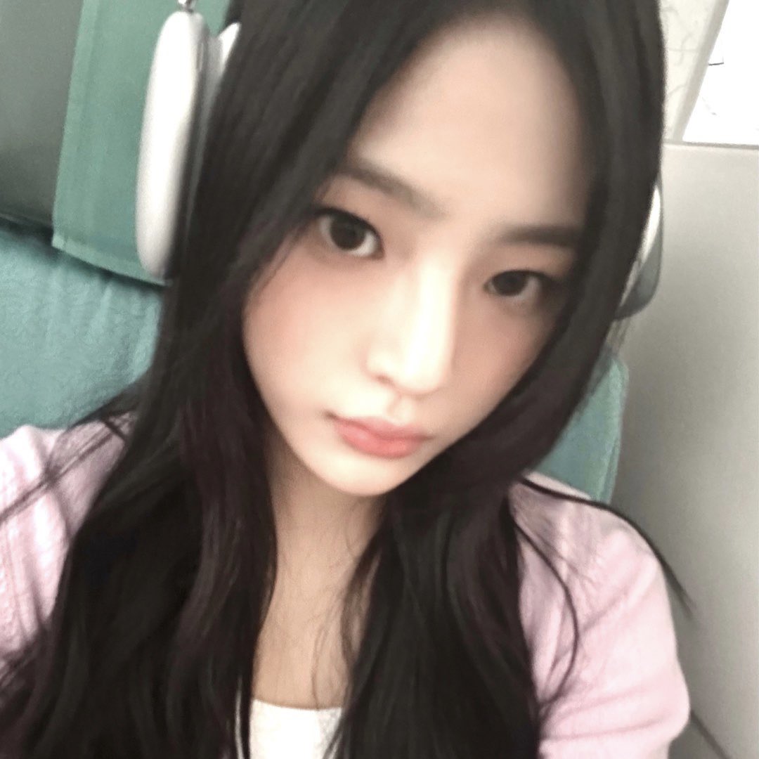 ˗ˏˋ hii !  looking for interactive moots ! ´ˎ˗

☆ she/her, filo, minor, intp
☆ not new to #stantwt
☆ i'm a multifandom, newjeans main 🎧
☆ any fandoms are welcome  <3

—♡ / ↻ are vv appreciated. tysm  ! 💗