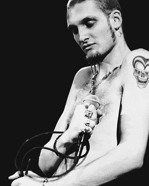 crockpics's tweet photo. Layne Staley in Seattle, 1993. Photo by Lance Mercer. https://t.co/KQ4eA6Lxkc
