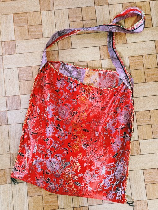 絶対手に入れたかった途中でやめるさんのチャイナ布ショッパーをガンガン普段使いした過ぎて切りっぱなしのとこをかがり縫いしまくって強化したのがチャワイすぎるので自慢させてください。。!