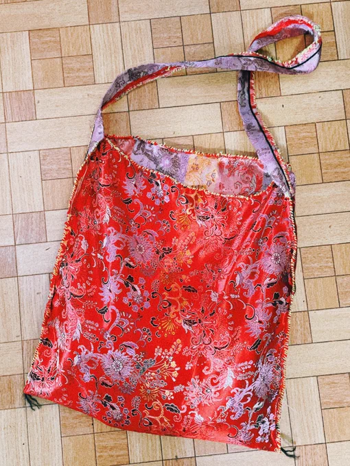 絶対手に入れたかった途中でやめるさんのチャイナ布ショッパーをガンガン普段使いした過ぎて切りっぱなしのとこをかがり縫いしまくって強化したのがチャワイすぎるので自慢させてください。。!