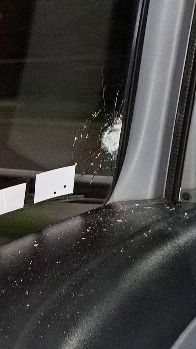 LdelSurNoticias's tweet image. 🔵 #PELEQUÉN: 
En la bajada , de sur a norte, habrían desconocidos tirando piedras a la ruta. A un camionero le reventaron parabrisas.

🔵#PRECAUCIÓN.