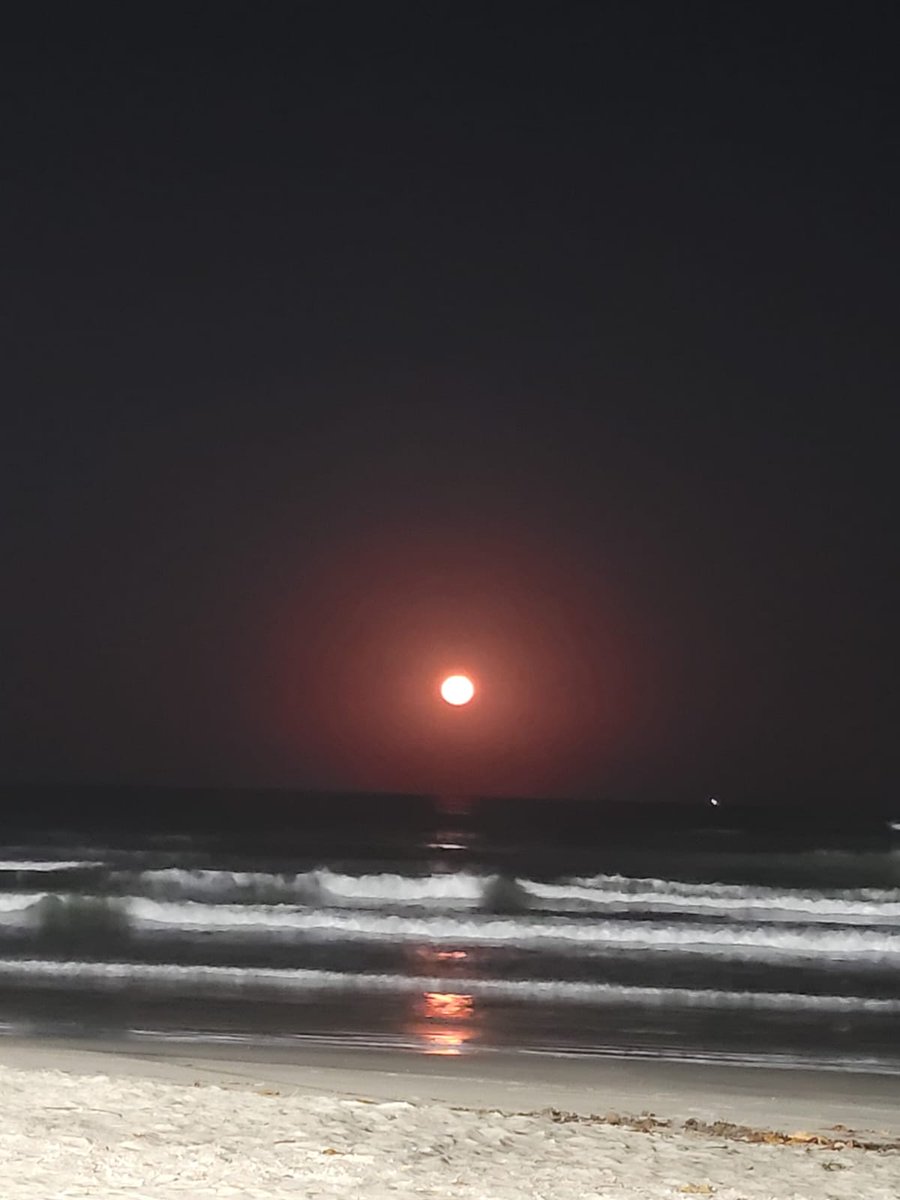 climatempo's tweet photo. Luas deslumbrantes da noite limpa e seca em quase todo o país. Os astrônomos observacionais estão rindo de orelha a orelha. Uma atmosfera seca como a que estamos tendo esta semana é a condição ideal para observar os astros. #luacheia #arseco #inverno @MarcosCalil @caesarfsoares https://t.co/xhNeZoTBof