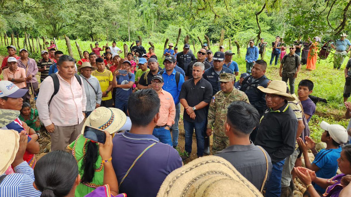 MOPPma's tweet photo. 📍Comarca Ngabe-Buglé | El ministro @rafasabonge junto al ministro @rogertejadab y el equipo de #CONComarcas, realizaron una gira de trabajo en Chorchita, con el objetivo de llevar respuestas a la comunidad para la construcción del puente peatonal que los habitantes necesitan. https://t.co/V72mMg70Wv