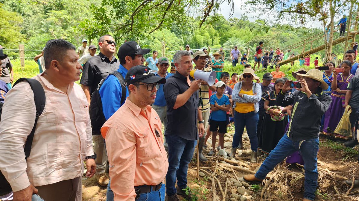 MOPPma's tweet photo. 📍Comarca Ngabe-Buglé | El ministro @rafasabonge junto al ministro @rogertejadab y el equipo de #CONComarcas, realizaron una gira de trabajo en Chorchita, con el objetivo de llevar respuestas a la comunidad para la construcción del puente peatonal que los habitantes necesitan. https://t.co/V72mMg70Wv