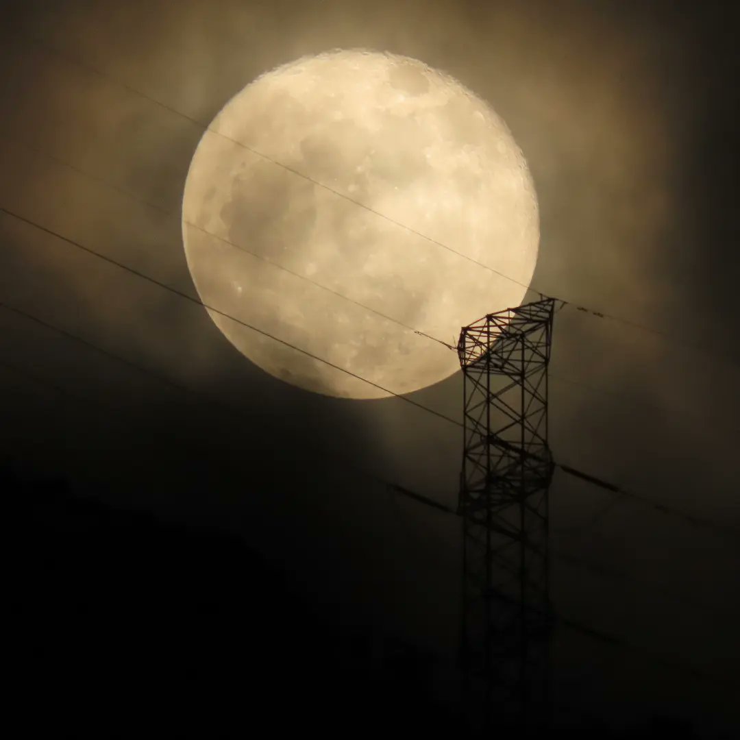 Tibunando's tweet photo. #luna #gibosa #menguante #iluminada 97.5% #signo #acuario♒ #Caracas #Venezuela🇻🇪 #moon_of_the_day #Selenita #Mor🌛 https://t.co/hDiIepSkbY