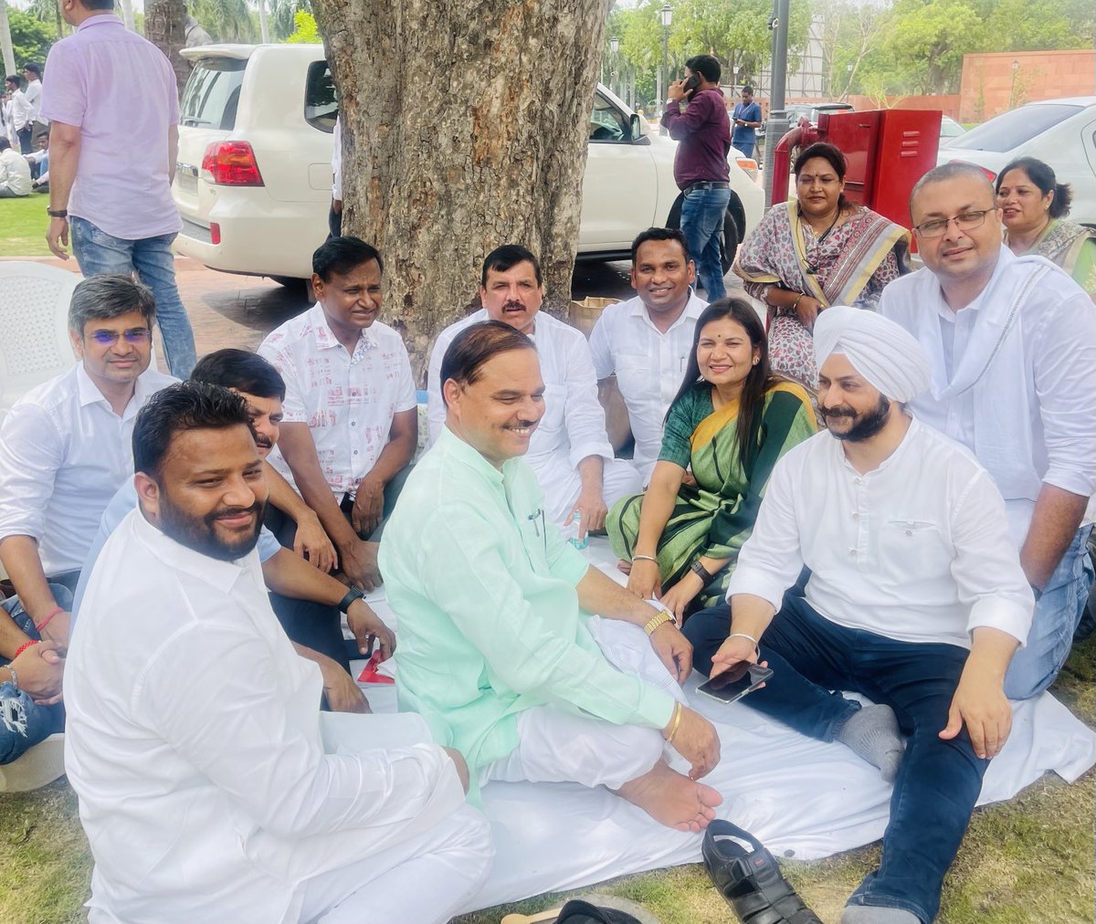 आप सांसद संजय सिंह संसद भवन के प्रांगण में धरना दे रहें। इन्हें राज्यसभा में सत्य बोलने से निष्काशित किया गया है।तानाशाही के ख़िलाफ़ आवाज़ बुलंद करने वाले साथी के लड़ाई में कुछ देर के लिए बैठा और पूर्व सहयोगी सारिका चौधरी,पार्षद व दिल्ली आप महिला अध्यक्ष,भी उपस्थित थीं।
