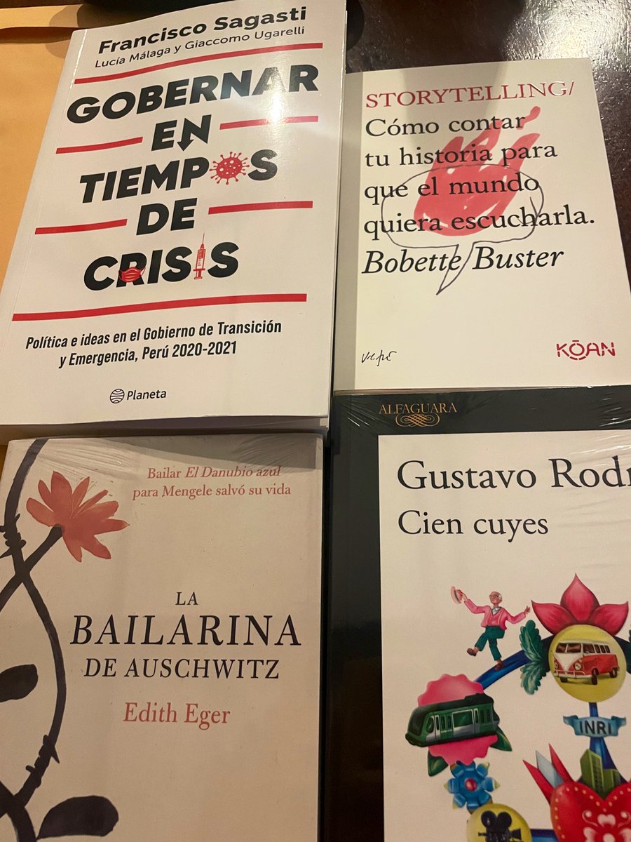 moraolivaresdmo's tweet photo. Mis compras en la @FILLima2023 y compartiendo con los @JovenesMorados_ en la presentación del libro de @FSagasti, Lucía Málaga y @gugarelli 👏💜 https://t.co/19xjkkzSJZ