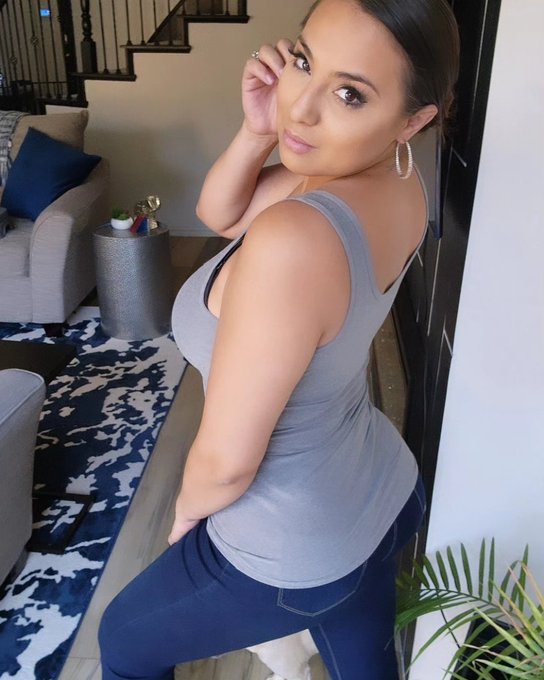 Sometimes the simplest looks are the best 👌  #simple #classic #clean #tanktop #jeans #humpday https://t<a href="/tag/simple"class="tags">#simple</a><a href="/tag/humpday"class="tags"><span>#humpday</span></a><a href="/tag/jeans"class="tags"><span>#jeans</span></a><a href="/tag/clean"class="tags"><span>#clean</span></a><a href="/tag/classic"class="tags"><span>#classic</span></a><a href="/tag/tanktop"class="tags"><span>#tanktop</span></a>