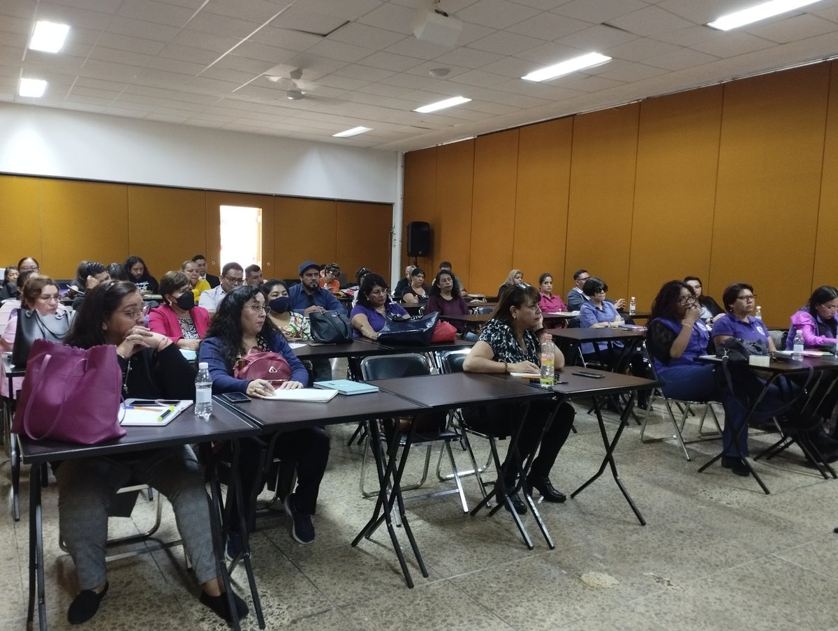 violetastunam's tweet photo. Conferencia "Hostigamiento y acoso sexual en el trabajo" a cargo de la Mtra. @_SayuriHerrera. Reunión muy nutrida con la visita de compañeras y compañeros de sindicatos aliados, así como en contenido y compartires 💜🧡
#violetasenaccion #pintandodevioleta  #TodxsContraLaViolencia https://t.co/41XV4aoGRn
