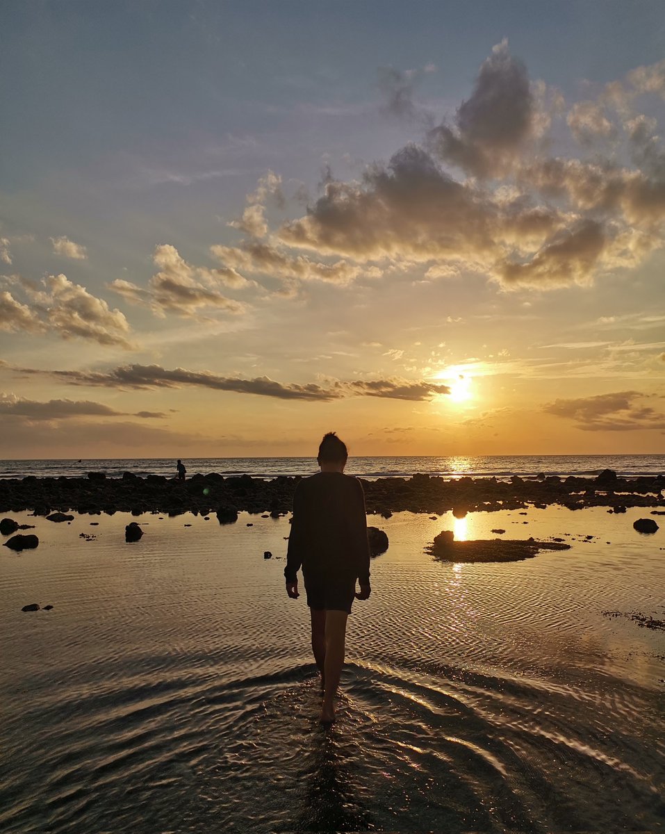 _reyvillacorta's tweet photo. Every sundown will invariably culminate with a fascinating story. Believe me. 🖤
#Naturegift #Vitaminsea @_rememberme #FBPage 💦🏖📶 https://t.co/8ryX2IrxWZ