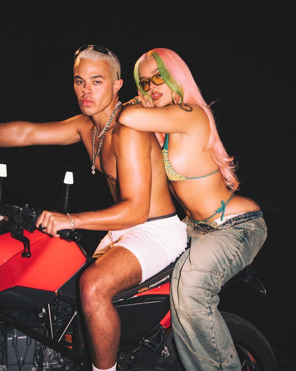 Karol G para el videoclip oficial de “TÁ OK REMIX”, disponible mañana en todas las plataformas digitales.🇨🇴🇧🇷