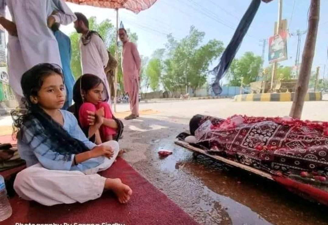 ImdadSoomro6's tweet photo. علیزہ اور علیشہ کے بابا کو کون واپس لائے گا؟.. ،انصاف کون دے گا؟ نوابشاھ پولیس کی ہاتھوں مزدور عطا کیریو مبینہ طور پر جھوٹے پولیس مقابلے میں قتل. ورثا کا ایس ایس پی آفس کے روبرو لاش سمیت دھرنا...
وڈیروں اور سیاستدانوں کی سیاسی سندھ پولیس کب تبدیل ہوگی..!
@akhtarb1 @mujtabbaHasan https://t.co/fXovPzp3rf
