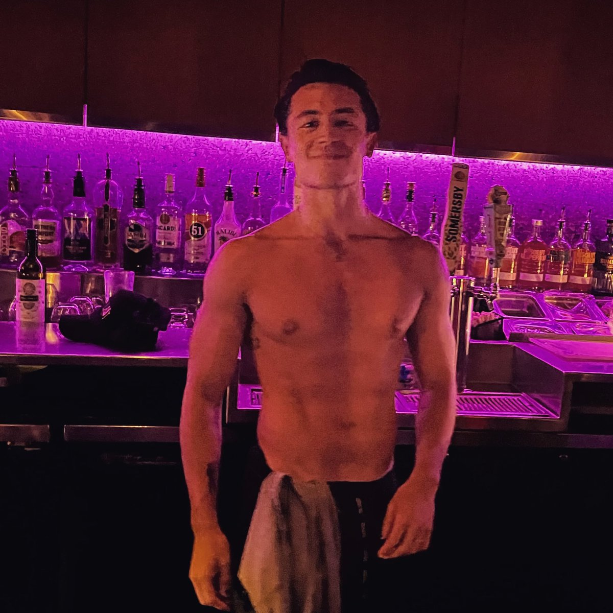 Check out my latest article for Vacationer magazine, a look at what to see &amp; do in beautiful #Vancouver. Plus, a lowdown on some of the gay bars, including thoughts from Louis, a sexy bartender at 1181! 😀👍🌈🌎🇨🇦🏙️ <a href="/VacationerMag/">Vacationer Magazine</a> <a href="/MyVancouver/">Destination Vancouver</a> <a href="/FairmontHotels/">FairmontHotels</a> #lgbt #lgbttravel