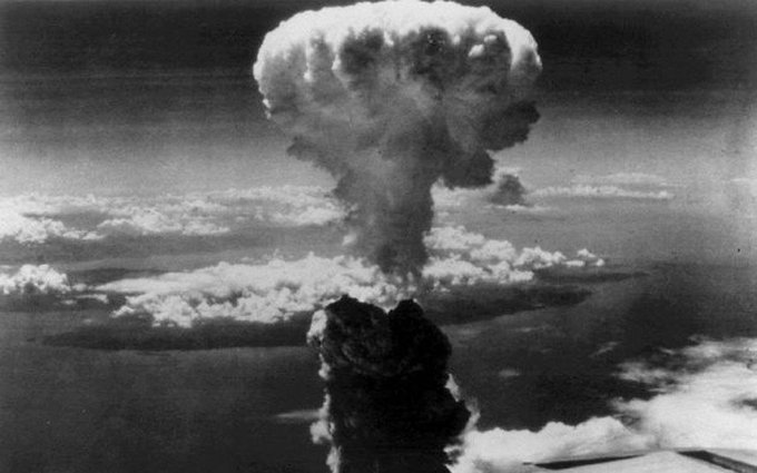 MilHistNow's tweet photo. On this day in 1945, the U.S. drops a second atom bomb on Japan. The 21-kiloton weapon explodes over Nagasaki at 11:02 a.m. local time. https://t.co/vnNnfvQLTe