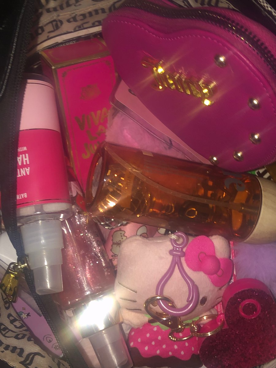 ur favorite cigarette 🚬 moms purse 👛 im gonna lay everything out all cute after i 🍃