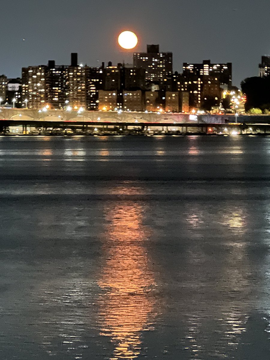 LizClaman's tweet photo. Now THATβS a summer moon. #tonight #moonovermanhattan https://t.co/NydENqDmf8