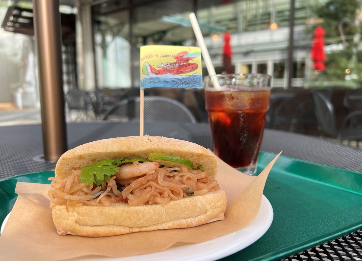 ghibliparkjp's tweet photo. 「ジブリの大倉庫」にあるカフェ大陸横断飛行のメニューに8月から加わった「パッタイサンド」です。パッタイは米粉で作られた麺を炒めたタイの料理です。 https://t.co/EafBYAVgGb