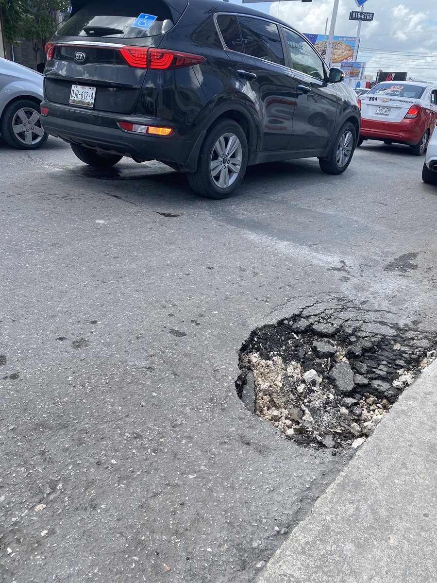 jm_pp's tweet photo. @bibyrabelo hoy Mie 2 de julio cayó la llanta delantera derecha d mi auto en un socavón, frente a una lavandería y COMEX Av. Central casi esq con Colosio rumbo a la SEP. Trabajen xfav x nosotros.  A quién le reclamo cuando me pasa esto  ? Merecemos vivir en un mejor lugar https://t.co/cCXFLKJflI
