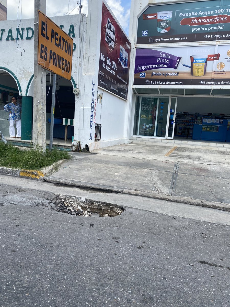 jm_pp's tweet photo. @bibyrabelo hoy Mie 2 de julio cayó la llanta delantera derecha d mi auto en un socavón, frente a una lavandería y COMEX Av. Central casi esq con Colosio rumbo a la SEP. Trabajen xfav x nosotros.  A quién le reclamo cuando me pasa esto  ? Merecemos vivir en un mejor lugar https://t.co/cCXFLKJflI