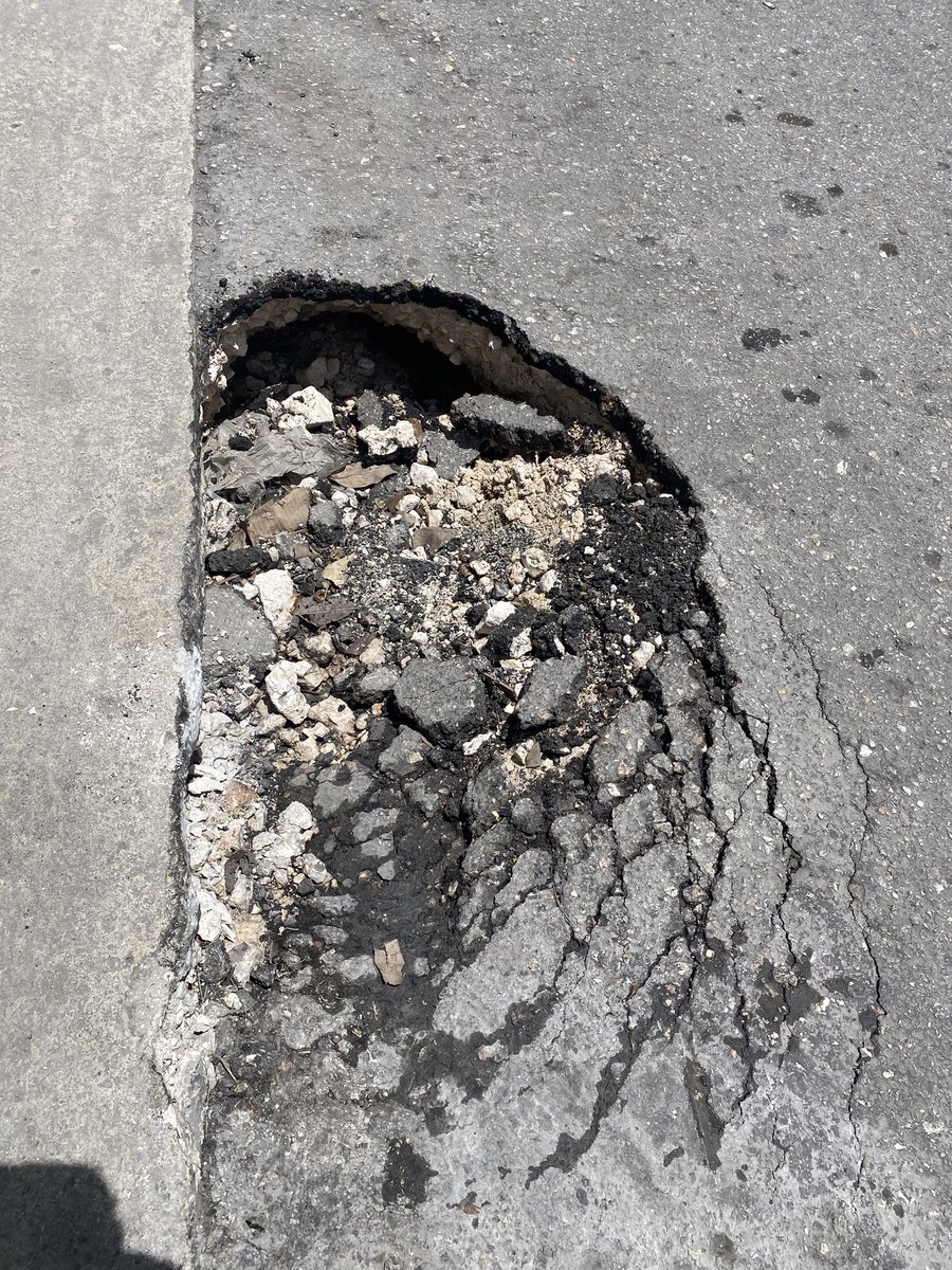 jm_pp's tweet photo. @bibyrabelo hoy Mie 2 de julio cayó la llanta delantera derecha d mi auto en un socavón, frente a una lavandería y COMEX Av. Central casi esq con Colosio rumbo a la SEP. Trabajen xfav x nosotros.  A quién le reclamo cuando me pasa esto  ? Merecemos vivir en un mejor lugar https://t.co/cCXFLKJflI