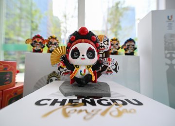 StoryOfBeijing's tweet photo. The official licensed merchandise store for the #Chengdu #FISU #WorldUniversityGames has been overwhelmed with visitors since it opened on Saturday. https://t.co/qXQgBEIBtE https://t.co/CeAyIJs6VI
