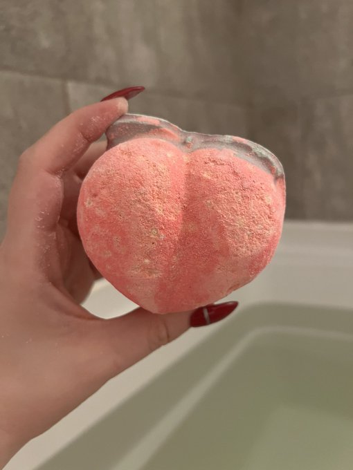 🍑🍑🍑  the water is peachy because of the bath bomb https://t.co/mXu8RuPqUJ