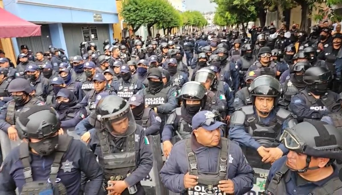 AnabelAvalosTlx's tweet photo. Reprobable. Estado Fallido. La policía está para proteger a la ciudadanía, no sólo a la Gobernadora. #HoyTlaxcalaNosDuele https://t.co/BdUIIy5529