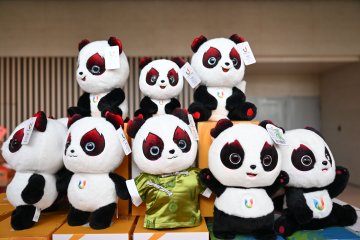 StoryOfBeijing's tweet photo. The official licensed merchandise store for the #Chengdu #FISU #WorldUniversityGames has been overwhelmed with visitors since it opened on Saturday. https://t.co/qXQgBEIBtE https://t.co/CeAyIJs6VI