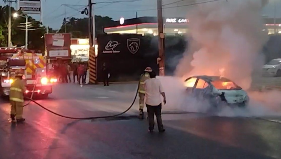 XEVATabasco's tweet photo. #Villahermosa| La noche de este miércoles bomberos del #IPCT sofocaron un vehículo que se incendió en la avenida Adolfo Ruiz Cortines, cerca de la avenida Pagés Llergo. (1) https://t.co/bO2CgfrA3t
