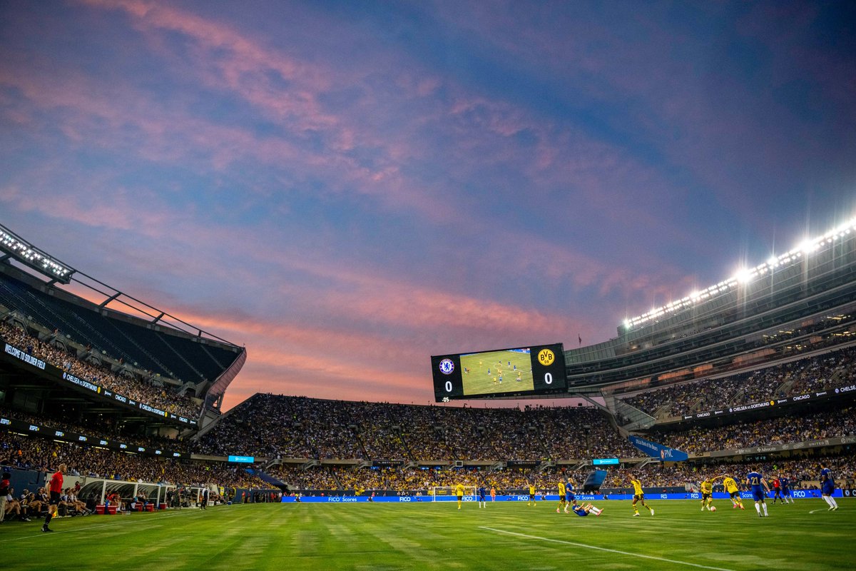 BVB's tweet image. 48.183 Zuschauer sind heute ins Soldier Field gekommen. 🌅

#CHEBVB 0:0