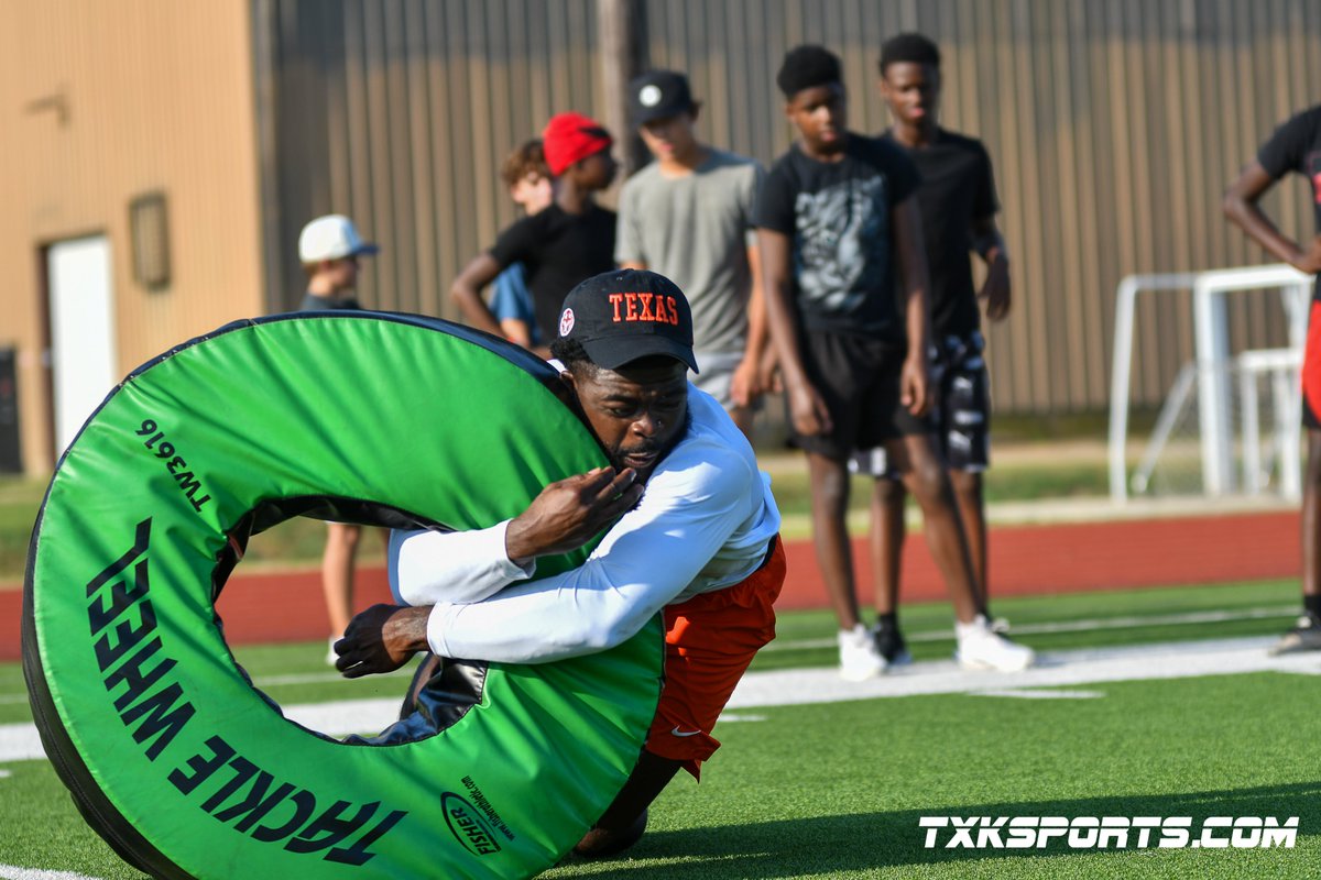 txkSports's tweet photo. Sometimes the coach just has to show them how it's done! @THighFootball @high_texas #CoachRose! https://t.co/svihd4tnav