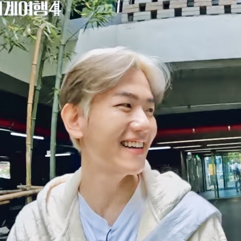 candybaek506's tweet photo. 자연광 아래 백현이 웃는 얼굴 너무 예뻐요🤍 https://t.co/3DciMnaige