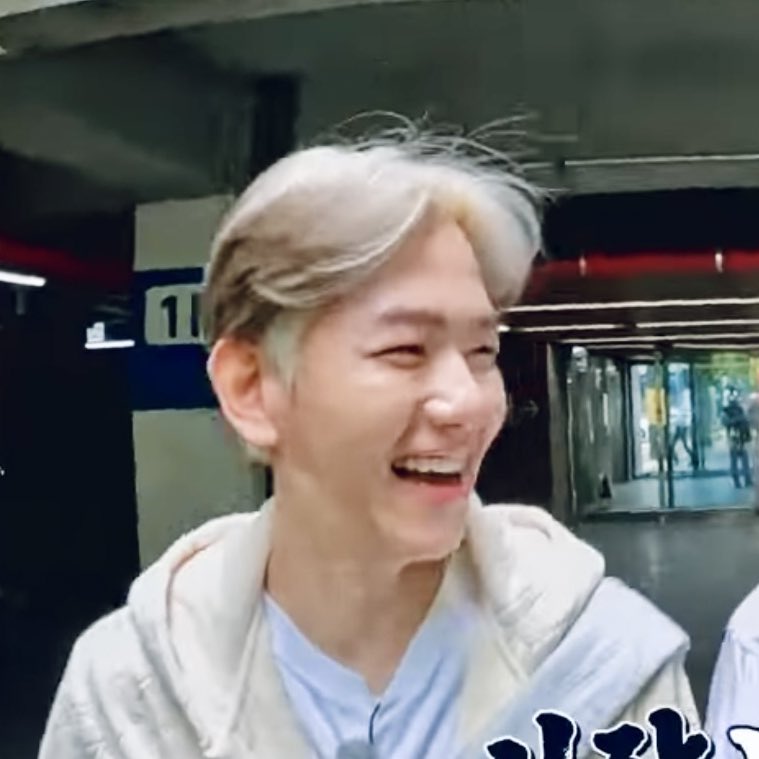 candybaek506's tweet photo. 자연광 아래 백현이 웃는 얼굴 너무 예뻐요🤍 https://t.co/3DciMnaige