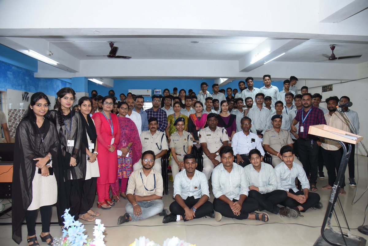 cpbbsrctc's tweet photo. #LetsBeCyberSafe #CyberCrimeAwarenessProgramme @kccodisha @cpbbsrctc @dcpbbsr held an insightful and awareness session on Cyber Crime Awareness & Responsible Use Of Social Media at Kalinga Higher Secondary School Of Commerce, Bhubaneswar under Dhauli PS. https://t.co/dxOLCZc8wk