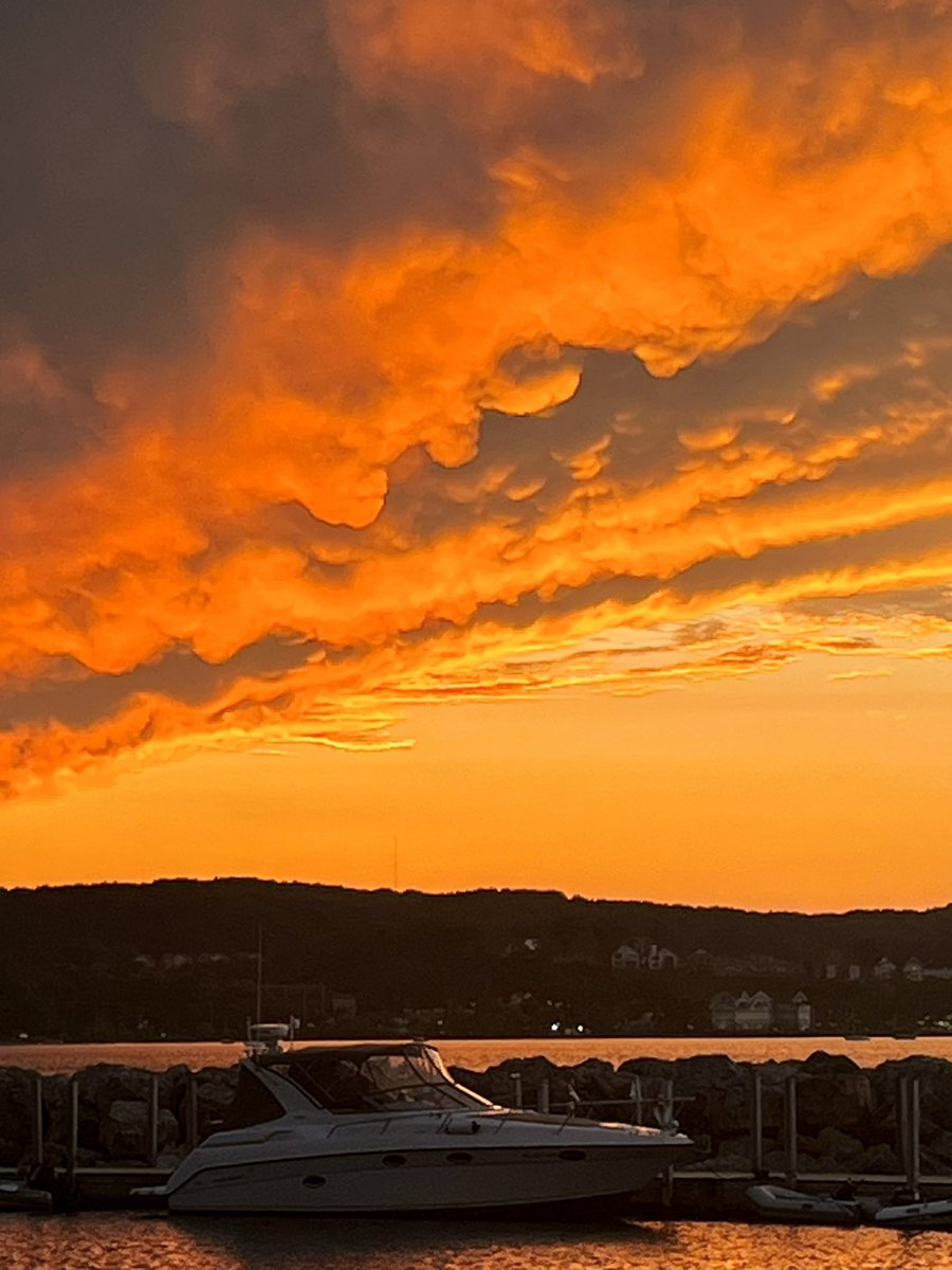 seavt2008's tweet photo. Sunset tonight over Grand Traverse Bay…it didn’t disappoint #UP23 #Michigan2023 #sunmervacation2023 https://t.co/7Tz8NUihiW